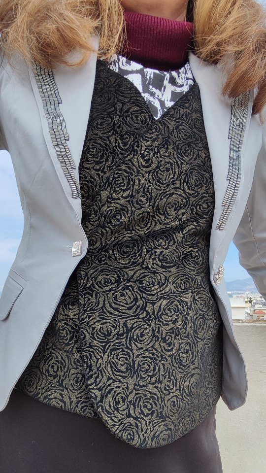 An old piece, reworked.

A small intervention.
A different result.

#upcycledfashion #slowfashion #reworkedpiece