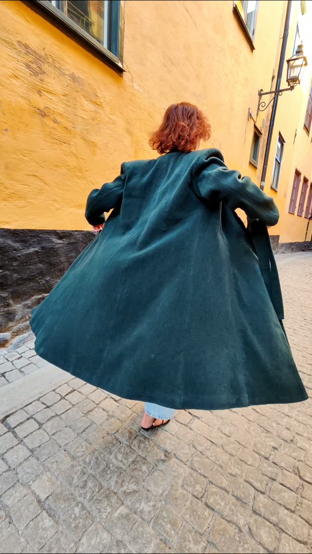 Some pieces simply wait for the right moment.
This coat remained unfinished for years.
This season I returned to it, added a new lining, new details and finally completed it.
Handmade, one step at a time.
#slowfashion fashion #handmadefashion #oneofakind